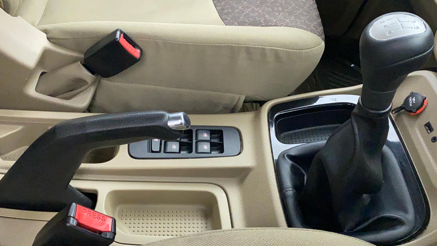 2015 Mahindra TUV300 T8, Diesel, Manual, 1,13,474 km, Gear Lever