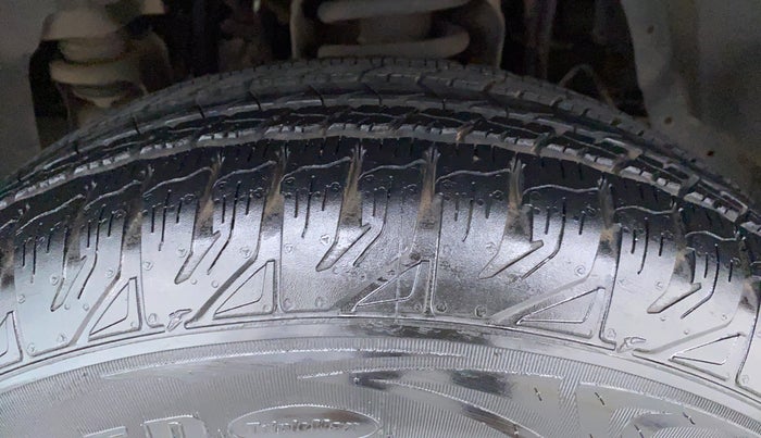 2015 Mahindra TUV300 T8, Diesel, Manual, 1,13,474 km, Left Front Tyre Tread