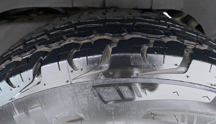 2015 Mahindra TUV300 T8, Diesel, Manual, 1,13,474 km, Left Rear Tyre Tread