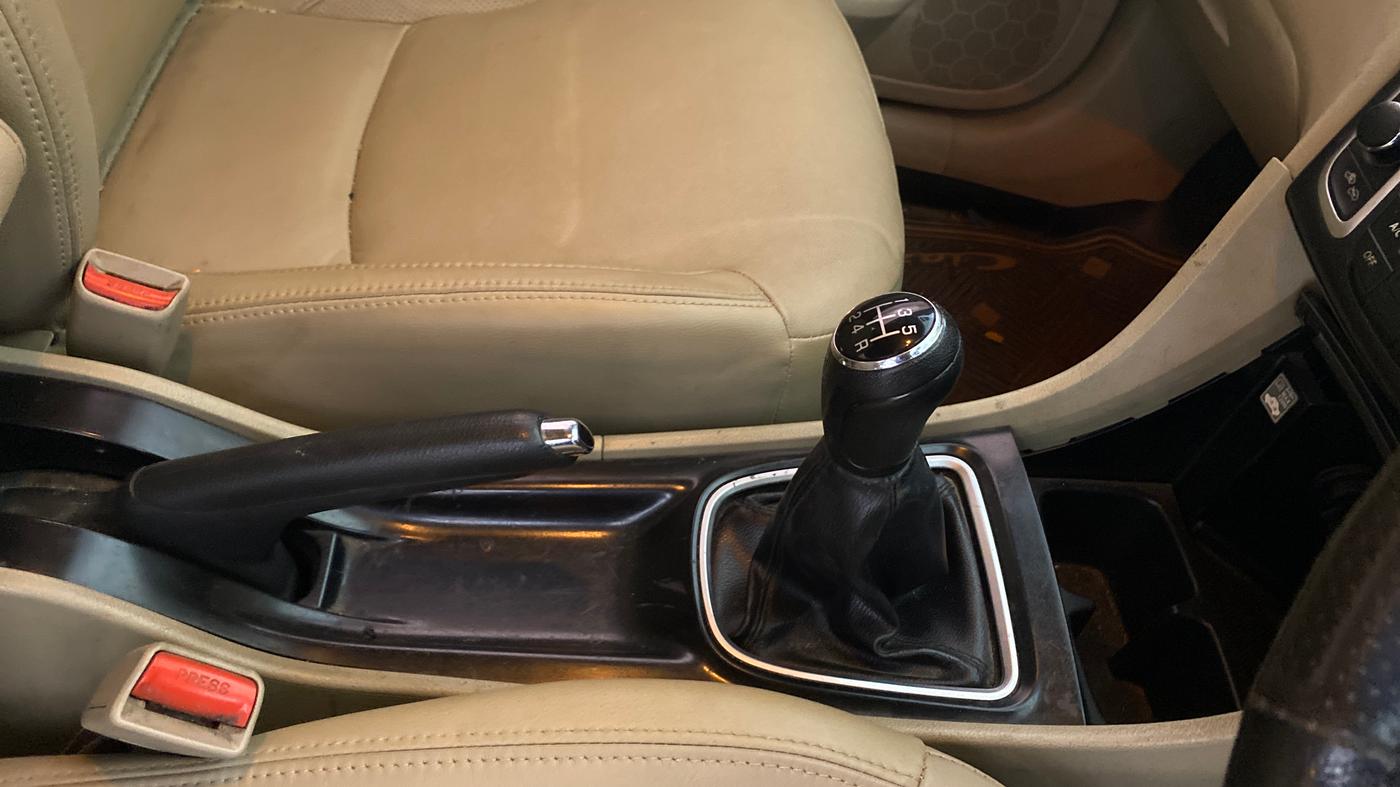 2016 Maruti Ciaz ZDI+ SHVS, Diesel, Manual, 67,453 km, Gear Lever