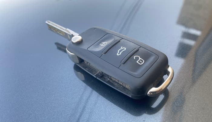 2017 Volkswagen Ameo HIGHLINE1.2L PLUS 16 ALLOY, Petrol, Manual, 73,288 km, Key Close Up