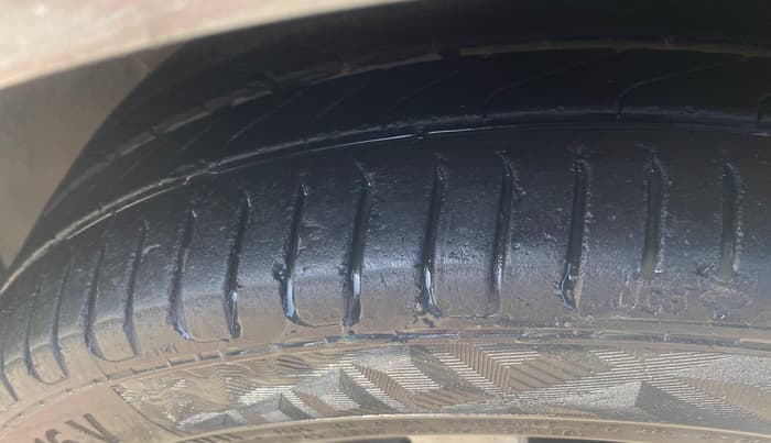 2017 Volkswagen Ameo HIGHLINE1.2L PLUS 16 ALLOY, Petrol, Manual, 73,288 km, Left Front Tyre Tread