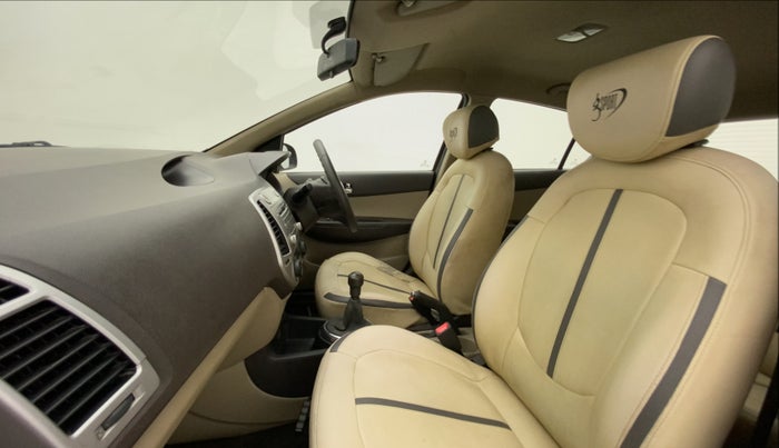 2011 Hyundai i20 MAGNA (O) 1.2, Petrol, Manual, 1,25,642 km, Right Side Front Door Cabin