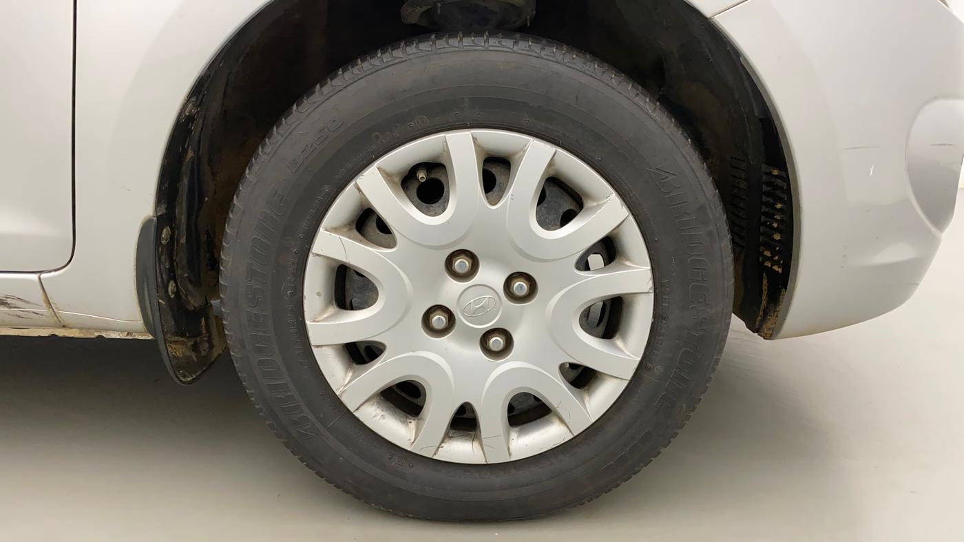 2011 Hyundai i20 MAGNA (O) 1.2, Petrol, Manual, 1,25,642 km, Right Front Wheel