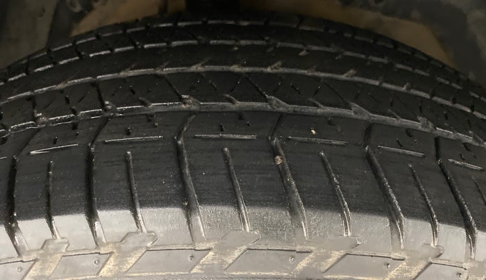 2013 Mahindra XUV500 W8, Diesel, Manual, 80,620 km, Right Front Tyre Tread