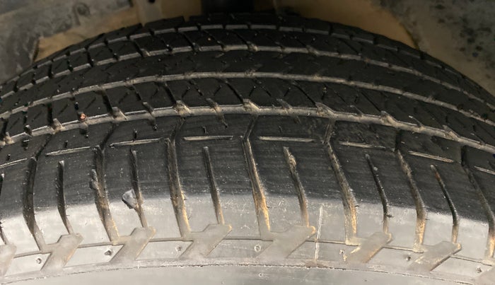 2013 Mahindra XUV500 W8, Diesel, Manual, 80,620 km, Left Front Tyre Tread