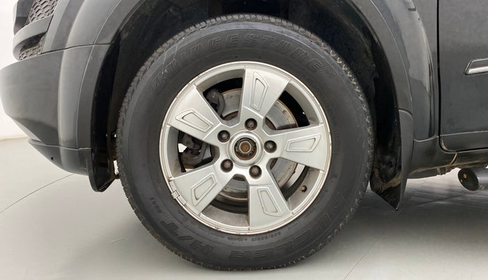 2013 Mahindra XUV500 W8, Diesel, Manual, 80,620 km, Left Front Wheel