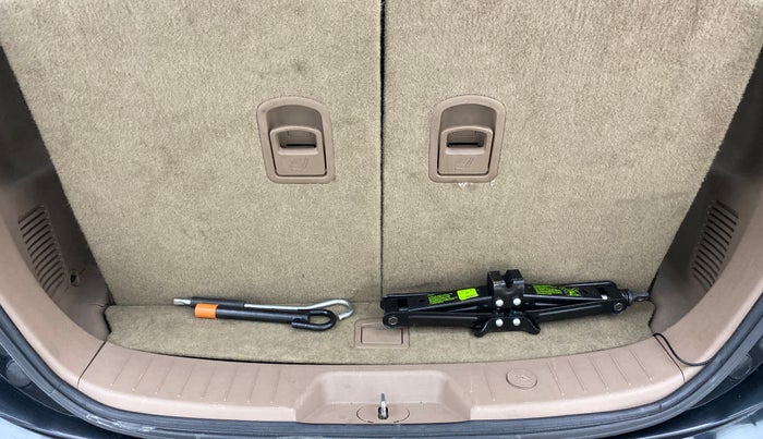 2013 Mahindra XUV500 W8, Diesel, Manual, 80,620 km, Dicky (Boot door) - Jack/Tool not available
