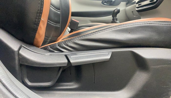 2023 Hyundai NEW I20 SPORTZ 1.2 MT, Petrol, Manual, 26,357 km, Driver Side Adjustment Panel