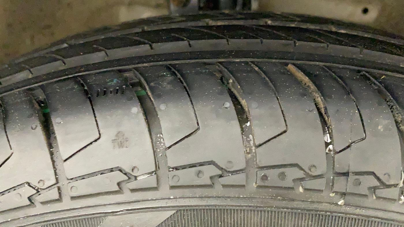 2017 Maruti Swift Dzire VXI, Petrol, Manual, 62,481 km, Right Front Tyre Tread