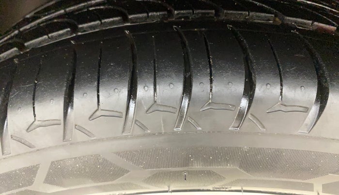 2016 Hyundai Elite i20 ASTA 1.2, Petrol, Manual, 1,06,950 km, Left Front Tyre Tread
