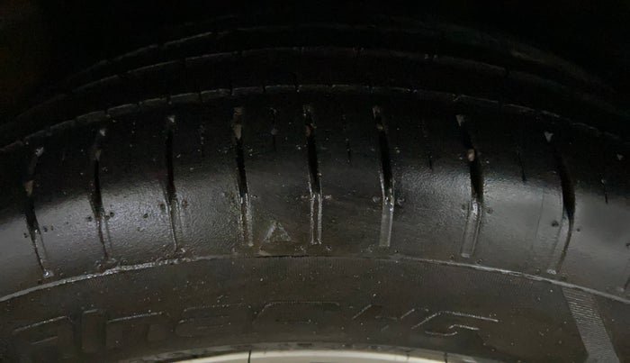 2016 Maruti Ciaz ZXI, Petrol, Manual, 70,565 km, Left Rear Tyre Tread