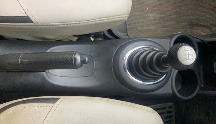 2013 Honda Amaze 1.5L I-DTEC S, Diesel, Manual, 1,09,872 km, Gear Lever