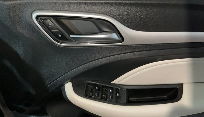 2022 MG ASTOR SMART EX 1.5 MT, Petrol, Manual, 17,169 km, Driver Side Door Panels Control