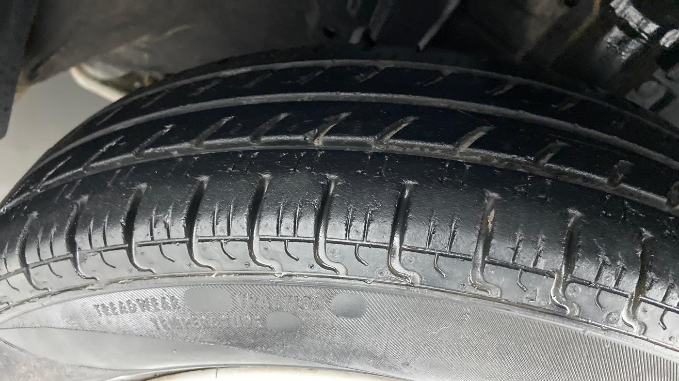 2017 Renault Kwid RXT, Petrol, Manual, 31,628 km, Right Front Tyre Tread