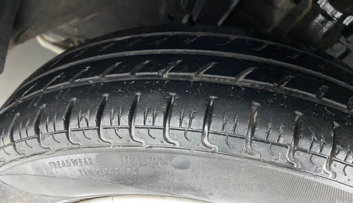 2017 Renault Kwid RXT, Petrol, Manual, 31,628 km, Right Front Tyre Tread