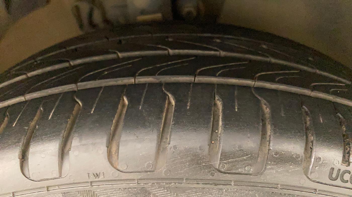 2018 Volkswagen Vento HIGHLINE PLUS 1.2 AT 16 ALLOY, Petrol, Automatic, 64,026 km, Right Front Tyre Tread