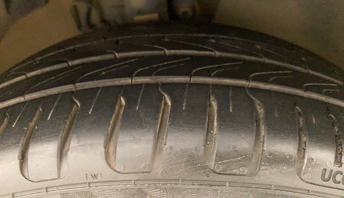 2018 Volkswagen Vento HIGHLINE PLUS 1.2 AT 16 ALLOY, Petrol, Automatic, 64,026 km, Right Front Tyre Tread