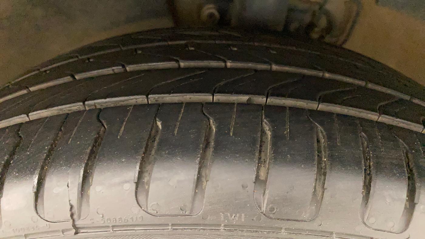 2018 Volkswagen Vento HIGHLINE PLUS 1.2 AT 16 ALLOY, Petrol, Automatic, 64,026 km, Left Front Tyre Tread