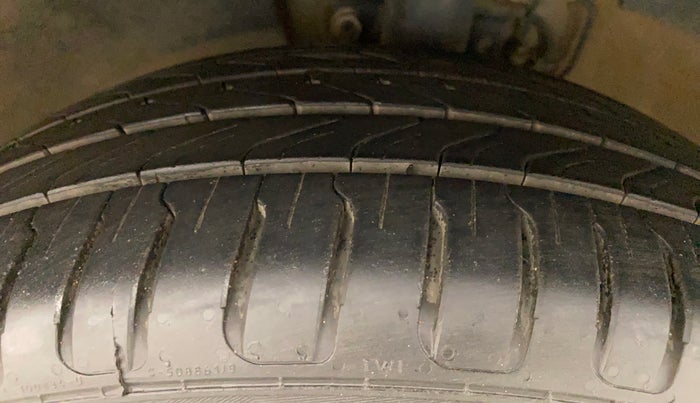 2018 Volkswagen Vento HIGHLINE PLUS 1.2 AT 16 ALLOY, Petrol, Automatic, 64,026 km, Left Front Tyre Tread