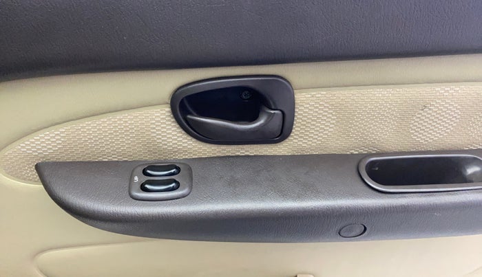 2011 Hyundai Santro Xing GL PLUS, Petrol, Manual, 29,636 km, Driver Side Door Panels Control