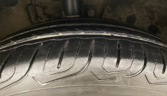 2015 Volkswagen Polo HIGHLINE1.2L, Petrol, Manual, 28,830 km, Right Front Tyre Tread