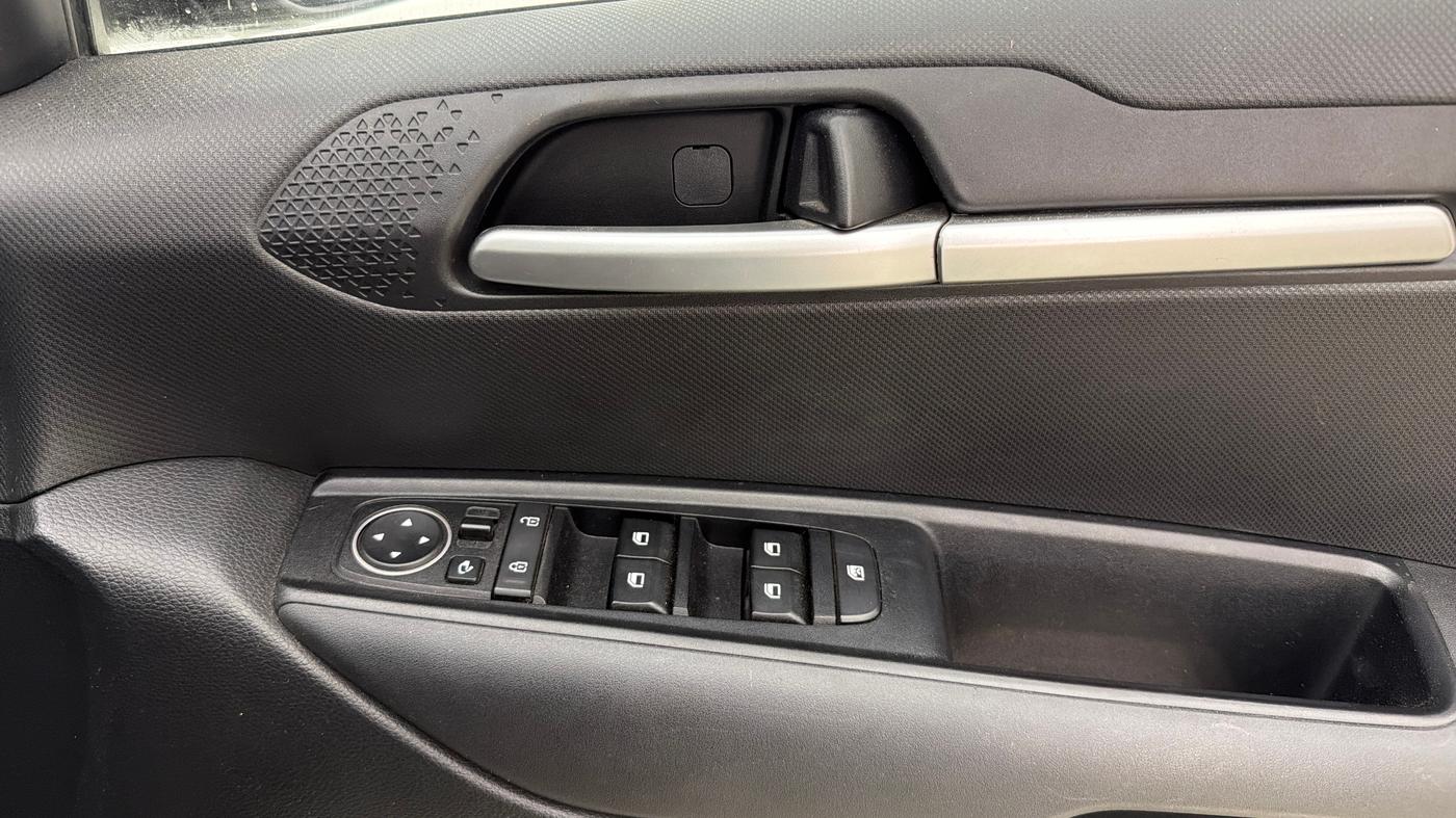 2025 KIA SONET HTK PLUS 1.0 TURBO PETROL IMT, Petrol, Manual, 35,584 km, Driver Side Door Panels Control