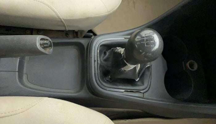 2014 Volkswagen Polo COMFORTLINE 1.5L, Diesel, Manual, 1,08,153 km, Gear Lever