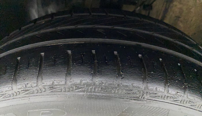 2014 Volkswagen Polo COMFORTLINE 1.5L, Diesel, Manual, 1,08,153 km, Left Front Tyre Tread