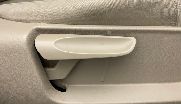 2014 Volkswagen Polo COMFORTLINE 1.5L, Diesel, Manual, 1,08,153 km, Driver Side Adjustment Panel