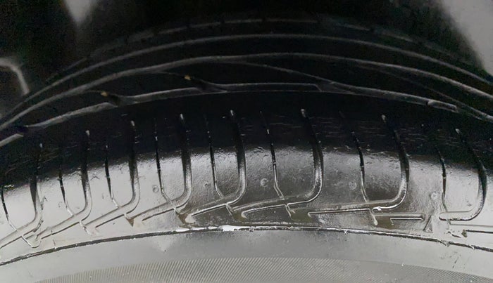 2014 Volkswagen Polo COMFORTLINE 1.5L, Diesel, Manual, 1,08,153 km, Right Rear Tyre Tread