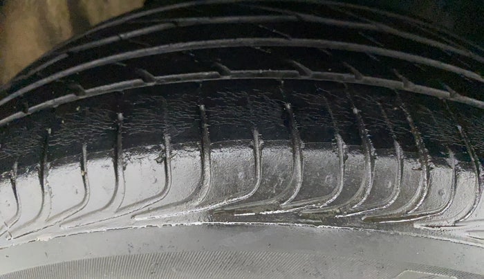 2014 Volkswagen Polo COMFORTLINE 1.5L, Diesel, Manual, 1,08,153 km, Right Front Tyre Tread