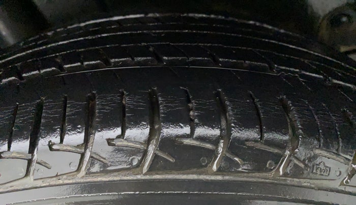 2015 Maruti Swift ZXI D, Petrol, Manual, 45,608 km, Right Front Tyre Tread