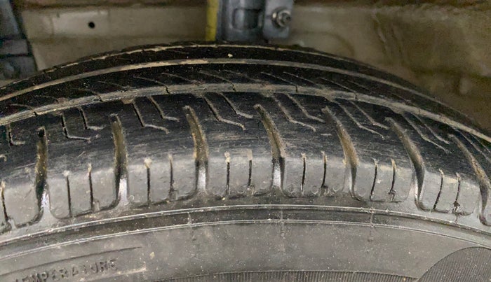 2013 Maruti Swift Dzire VXI, Petrol, Manual, 91,432 km, Left Front Tyre Tread