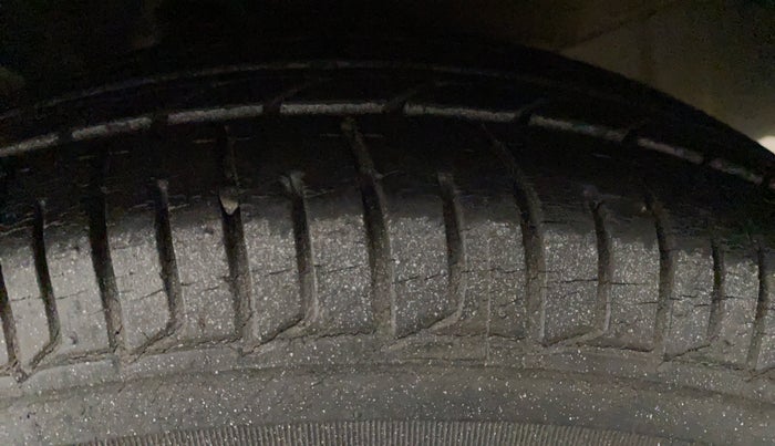 2013 Hyundai i10 MAGNA 1.1, Petrol, Manual, 32,941 km, Left Front Tyre Tread