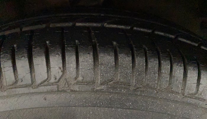 2013 Hyundai i10 MAGNA 1.1, Petrol, Manual, 32,941 km, Right Front Tyre Tread