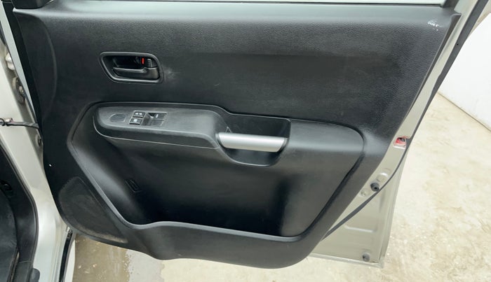 2022 Maruti IGNIS SIGMA 1.2, Petrol, Manual, 36,375 km, Driver Side Door Panels Control