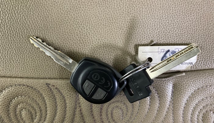 2017 Maruti Ciaz DELTA 1.4 MT PETROL, Petrol, Manual, 1,02,550 km, Key Close Up