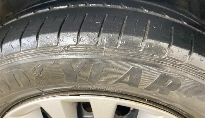 2017 Maruti Ciaz DELTA 1.4 MT PETROL, Petrol, Manual, 1,02,550 km, Right Front Tyre Tread