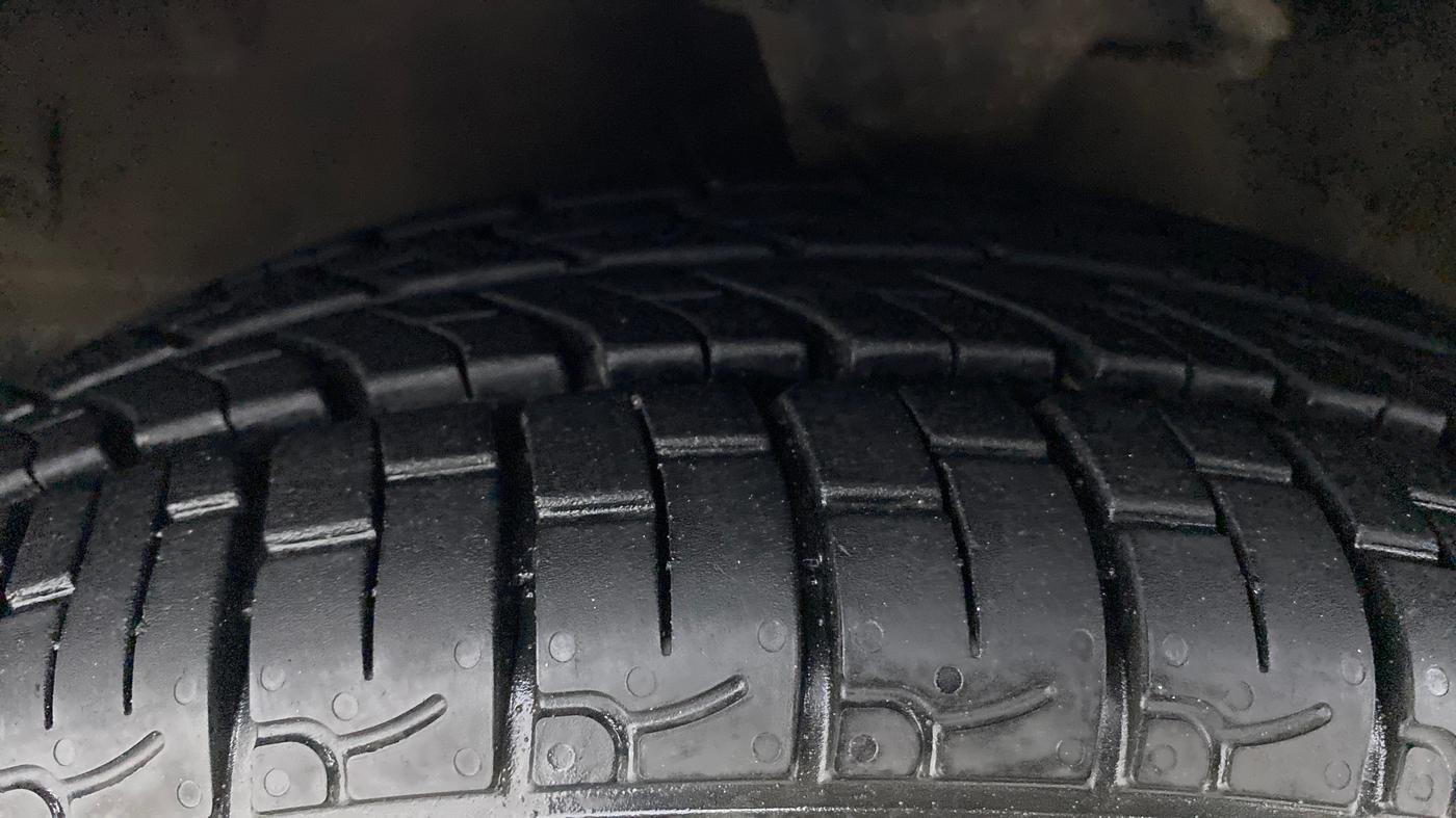 2017 Hyundai Eon MAGNA PLUS, Petrol, Manual, 25,742 km, Left Front Tyre Tread