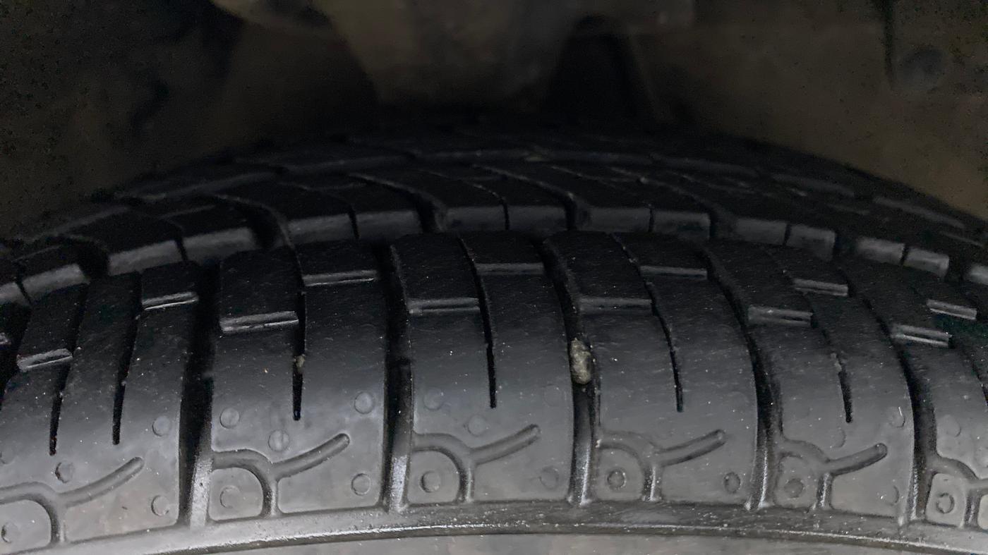 2017 Hyundai Eon MAGNA PLUS, Petrol, Manual, 25,742 km, Right Front Tyre Tread