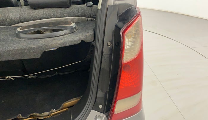 2015 Maruti Wagon R 1.0 LXI, Petrol, Manual, 28,644 km, Right tail light - Clamp has minor damage