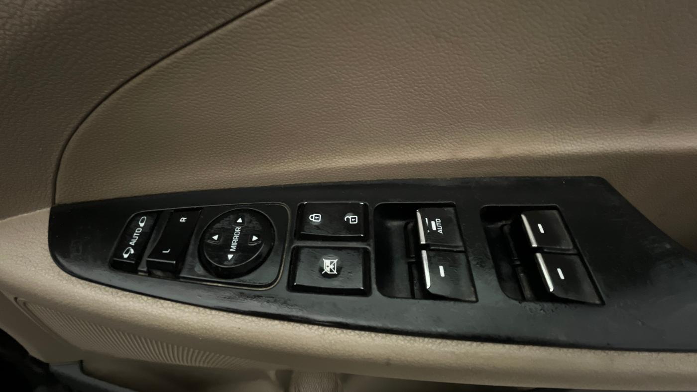 2017 Hyundai Tucson 2WD AT GL PETROL , Petrol, Automatic, 95,364 km, Driver Side Door Panels Control