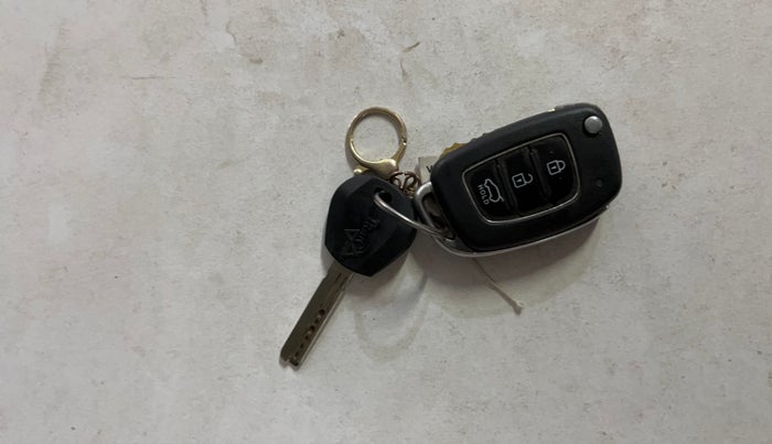 2019 Hyundai VENUE S 1.0 TURBO DCT, Petrol, Automatic, 44,052 km, Key Close Up