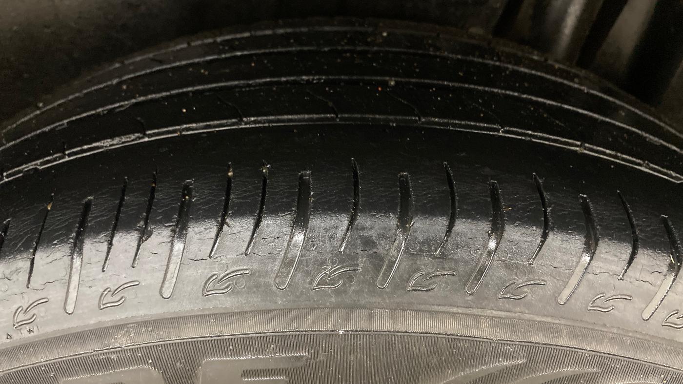 2022 Maruti BREZZA ZXI AT SMART HYBRID, Petrol, Automatic, 68,377 km, Left Rear Tyre Tread