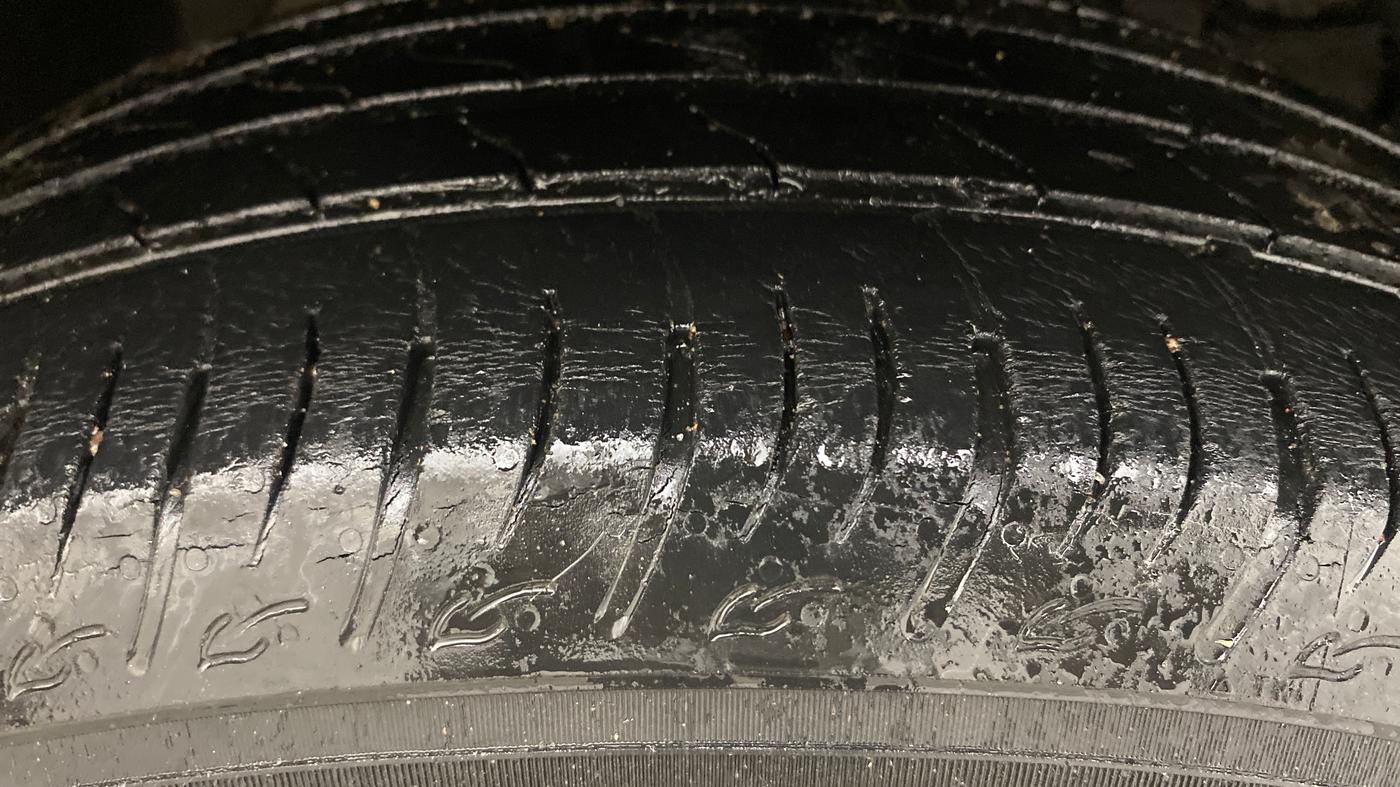 2022 Maruti BREZZA ZXI AT SMART HYBRID, Petrol, Automatic, 68,377 km, Right Front Tyre Tread