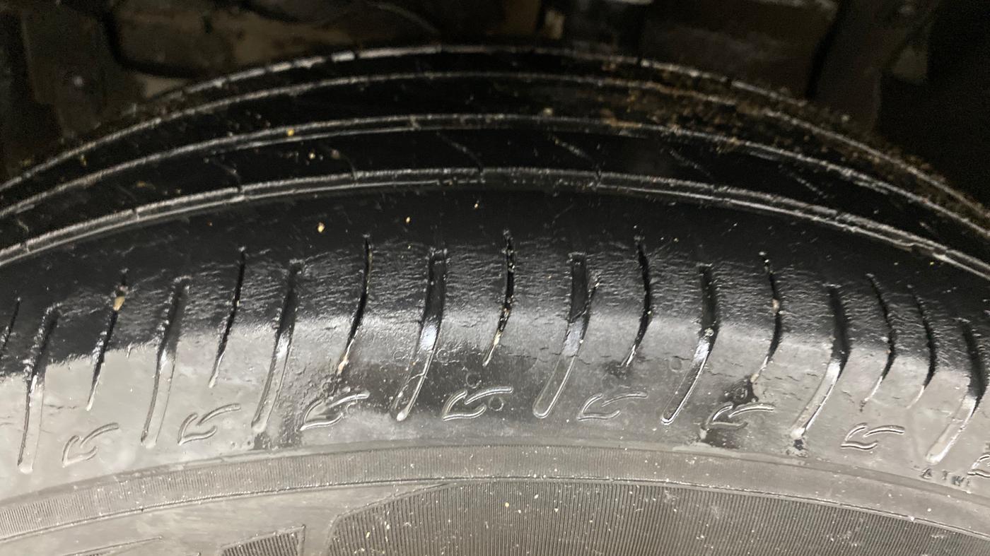 2022 Maruti BREZZA ZXI AT SMART HYBRID, Petrol, Automatic, 68,377 km, Left Front Tyre Tread