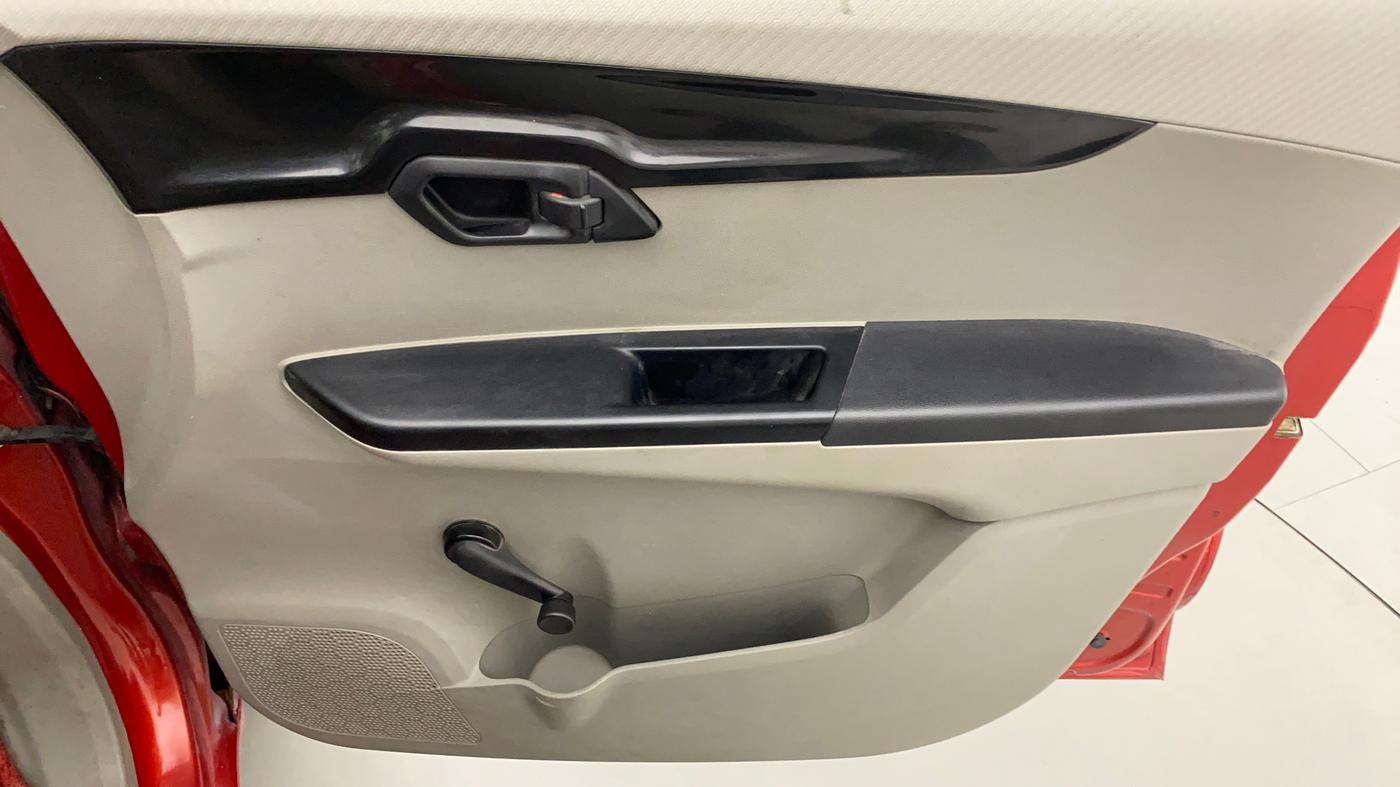 2017 Mahindra Kuv100 K2 6 STR, Petrol, Manual, 41,358 km, Driver Side Door Panels Control