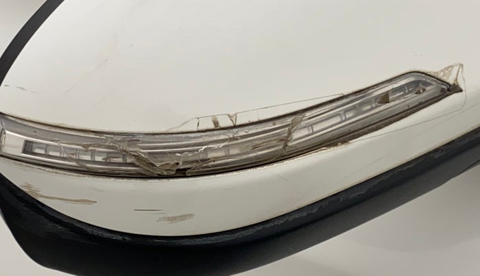 2017 Hyundai Elite i20 SPORTZ 1.2, CNG, Manual, 33,826 km, Right rear-view mirror - Indicator light has minor damage