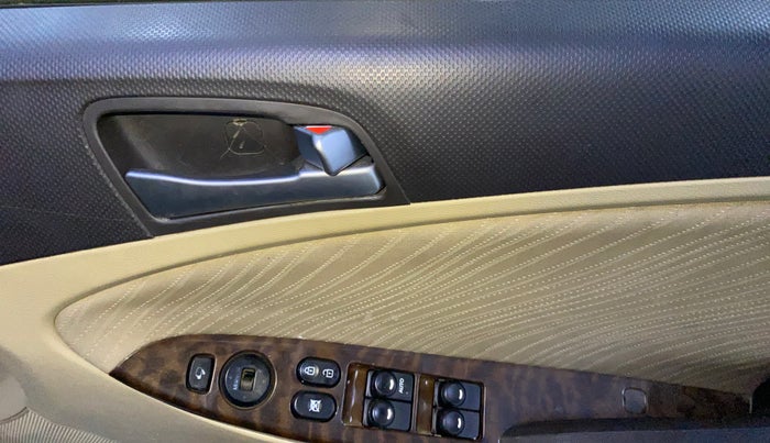 2015 Hyundai Verna FLUIDIC 4S 1.6 VTVT S(O), Petrol, Manual, 77,566 km, Driver Side Door Panels Control